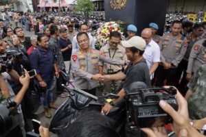Bazar Ranmor Polrestabes Surabaya Bikin Senyum Sumringah Korban Curanmor