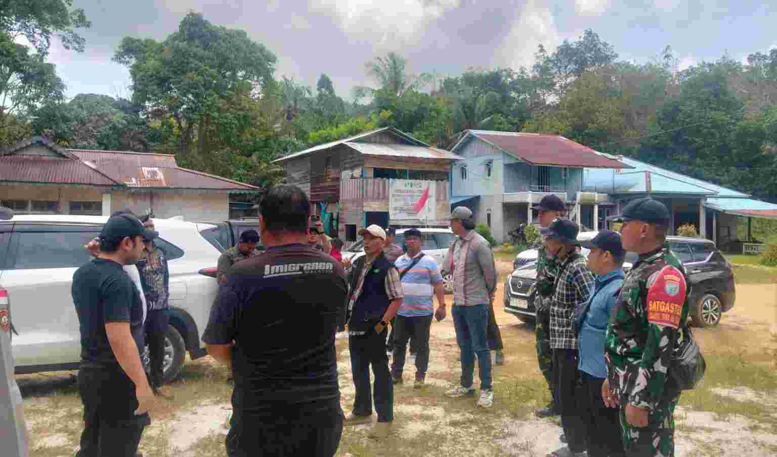 Babinsa Turut Hadir dalam Kunjungan Kerja BNPP RI di Perbatasan Temajuk