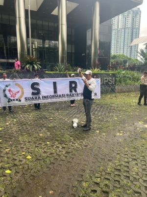 Puluhan Massa LSM SIRA Geruduk Kantor KPK RI Meminta Untuk Kembali Turun ke Muara Enim