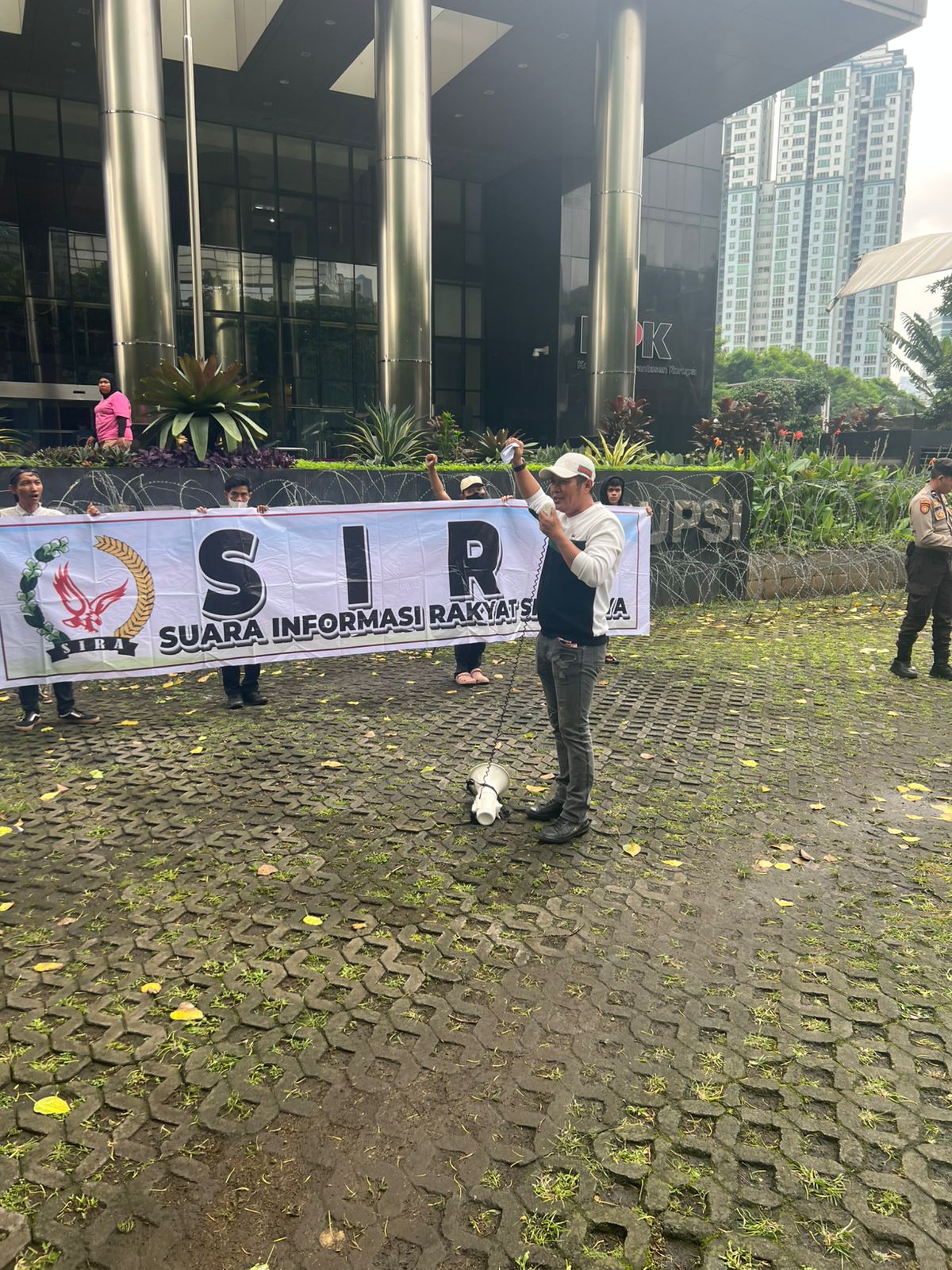 Puluhan Massa LSM SIRA Geruduk Kantor KPK RI Meminta Untuk Kembali Turun ke Muara Enim