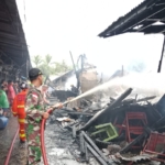 Anggota Koramil 07/Teluk Keramat Sigap Bantu Padamkan Kebakaran 10 Ruko di Pasar Simpang Empat