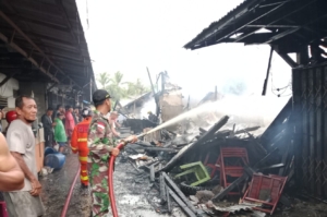 Anggota Koramil 07/Teluk Keramat Sigap Bantu Padamkan Kebakaran 10 Ruko di Pasar Simpang Empat