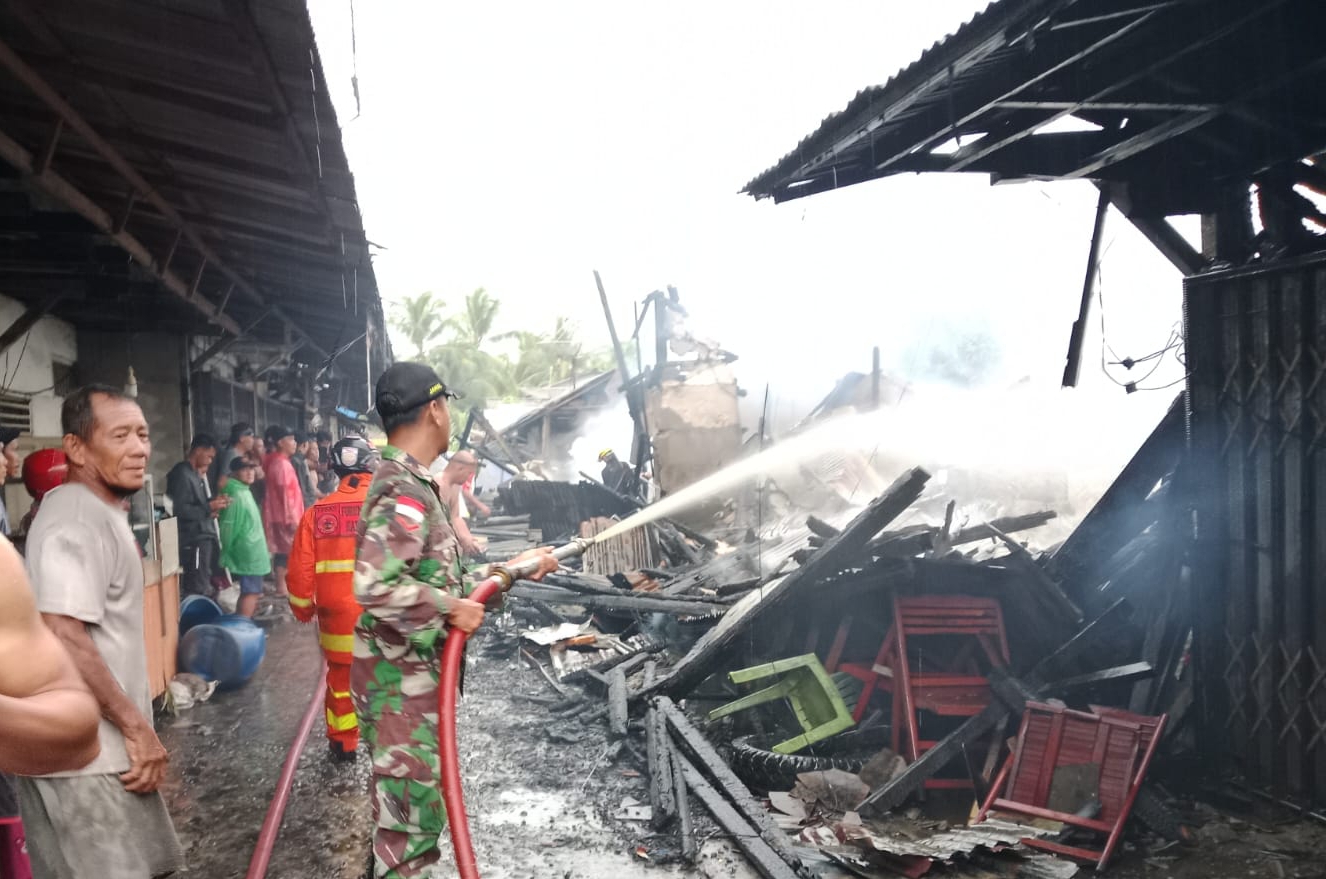Anggota Koramil 07/Teluk Keramat Sigap Bantu Padamkan Kebakaran 10 Ruko di Pasar Simpang Empat