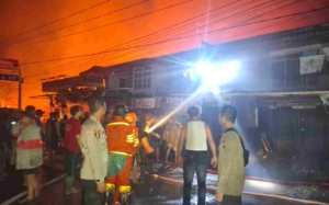 Kebakaran Dini Hari di Simpang Empat Tangaran, Kerugian Capai Rp6 Miliar