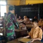 Anggota Koramil Selakau Dampingi Distribusi Makanan Bergizi Gratis untuk Pelajar
