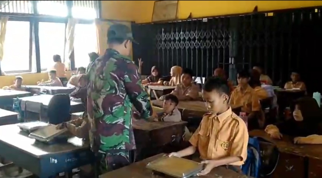 Anggota Koramil Selakau Dampingi Distribusi Makanan Bergizi Gratis untuk Pelajar