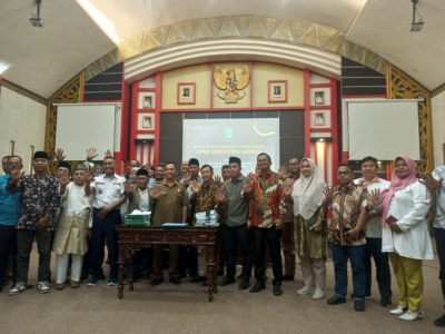 Foto bersama usai penyerahan dokumen calon DOB