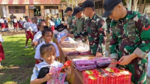 Satgas Yonif 643/Wns Bagikan Alat Kelengkapan Sekolah 