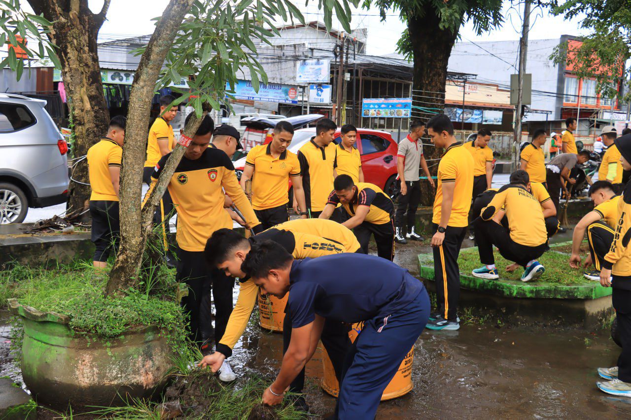 Kerja Bakti HUT Takalar, Polres Hadir di Jantung Aktivitas Warga