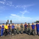 Peduli Terhadap Lingkungan Koramil 05/Pemangkat Bersinergi Bersama TNI AL, Pemdes dan Pol Airud Bersihkan Pantai