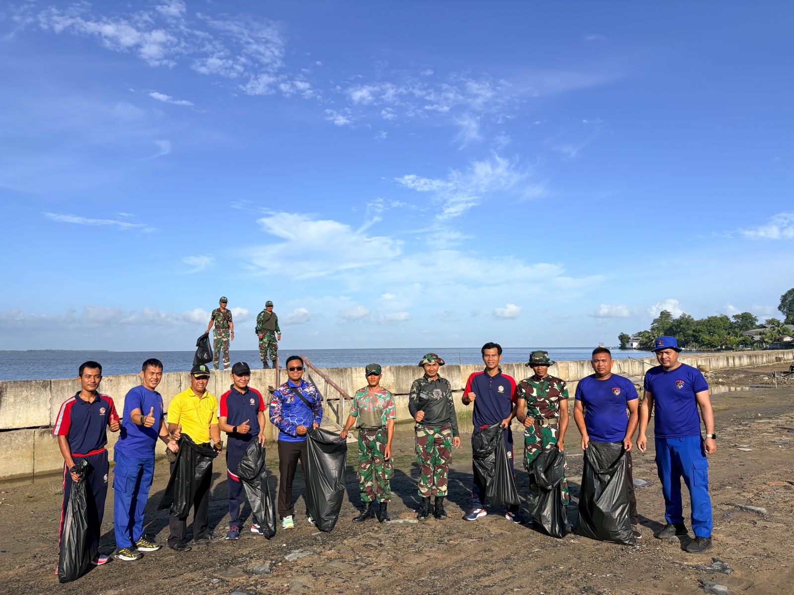 Peduli Terhadap Lingkungan Koramil 05/Pemangkat Bersinergi Bersama TNI AL, Pemdes dan Pol Airud Bersihkan Pantai