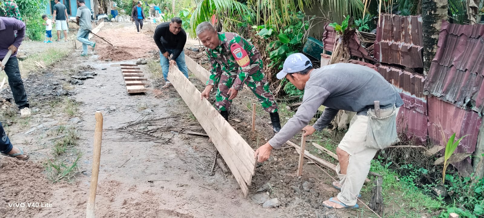 Babinsa Dalam Kaum Bersama Warga Gotong Royong Cor Jalan Gang