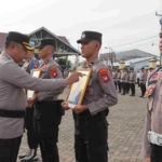 Polres Sambas Gelar Upacara Pemberhentian Tidak Dengan Hormat (PTDH) Dua Personel Pelanggar Kode Etik