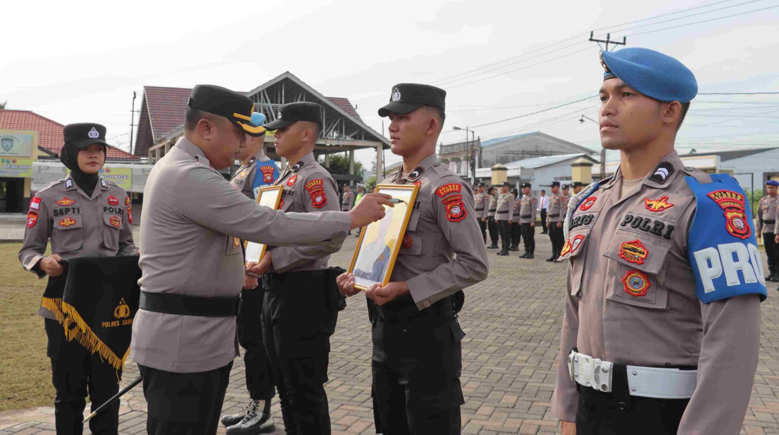Polres Sambas Gelar Upacara Pemberhentian Tidak Dengan Hormat (PTDH) Dua Personel Pelanggar Kode Etik