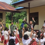 Satgas Yonif 123/Rajawali Ajari Anak-anak SD Mememu Cara Sikat Gigi yang Benar 