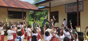 Satgas Yonif 123/Rajawali Ajari Anak-anak SD Mememu Cara Sikat Gigi yang Benar 