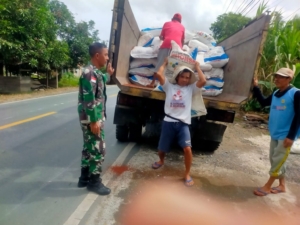 Babinsa Koramil 03/Tebas Dampingi Pendistribusian Pupuk Kepada Petani