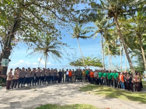 Peringati Hari Sampah Nasional, Koramil dan Polsek Paloh Bersama Warga dan Pelajar Bersihkan Pesisir Pantai