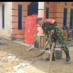 Atasi Kesulitan Warga, Babinsa Koramil 06/Selakau Bantu Wara Cor Halaman Rumah 