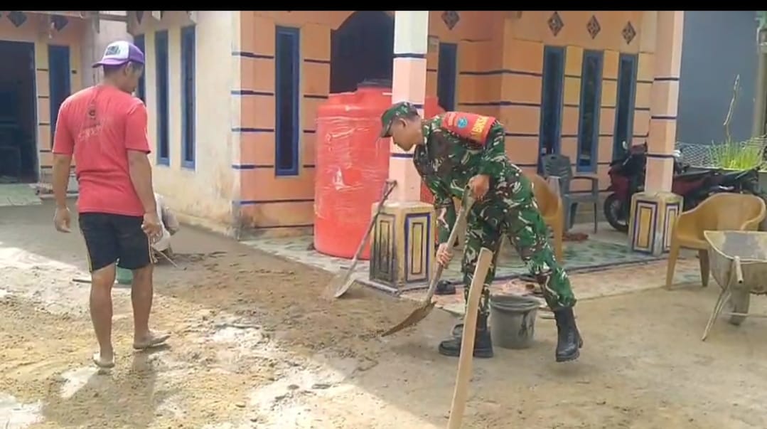 Atasi Kesulitan Warga, Babinsa Koramil 06/Selakau Bantu Wara Cor Halaman Rumah 