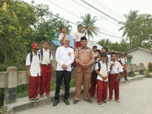 Di Tengah Kunjungan DPR RI, Rahmadi Beri Motivasi Pendidikan bagi Anak-anak Desa Seranggam