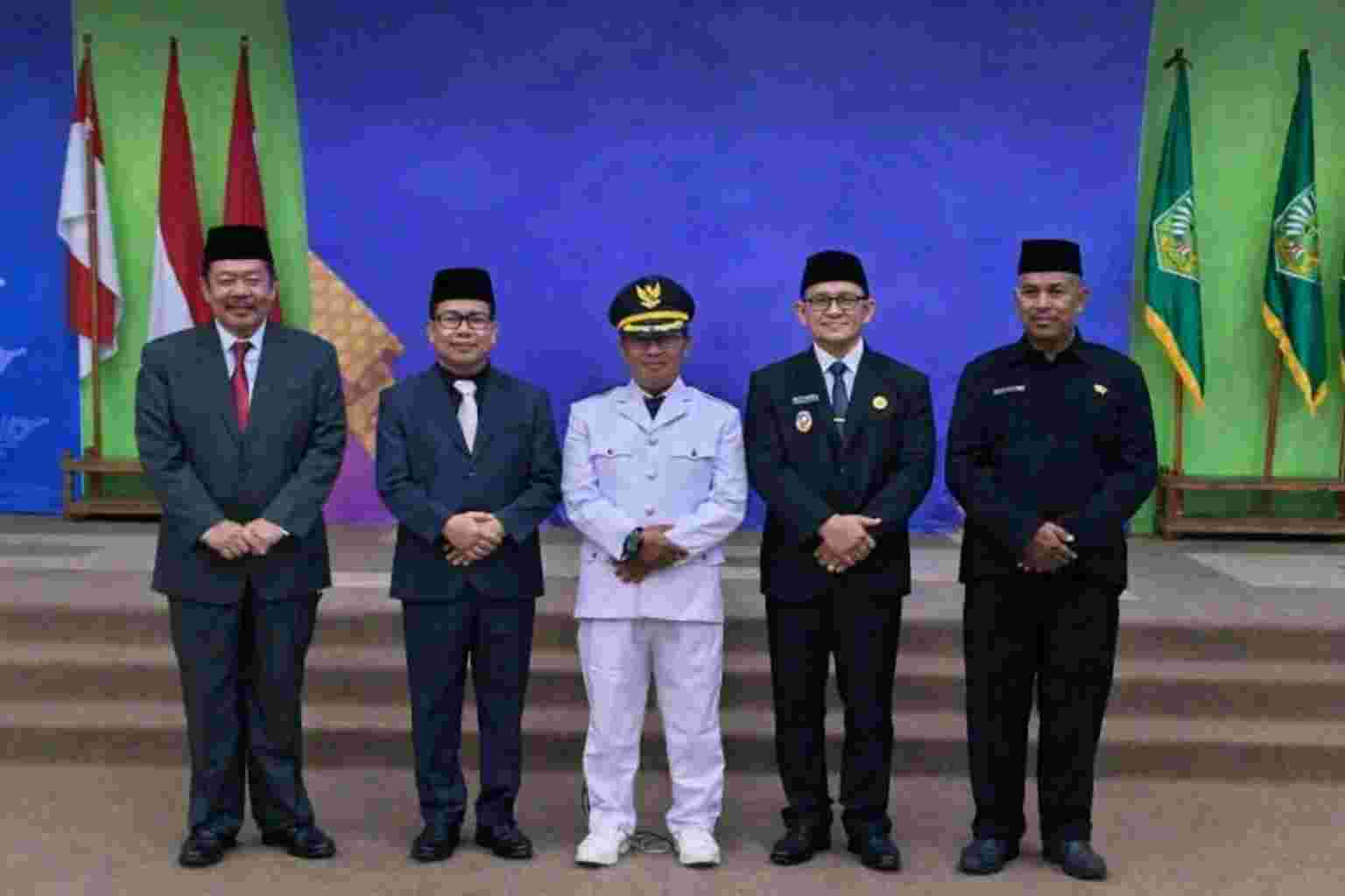 Bupati Sambas Lantik Direktur PDAM dan Dua Pejabat Kecamatan Paloh