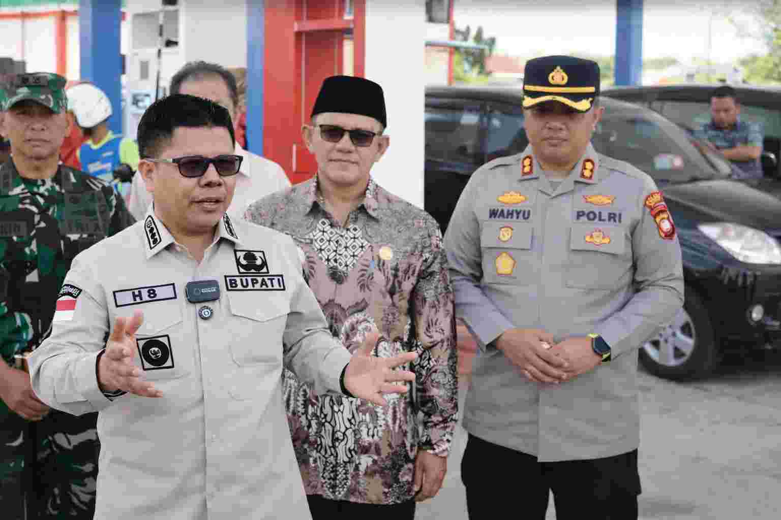 Isu Kelangkaan BBM Picu Antrean Panjang di Sambas, Bupati Pastikan Stok Aman