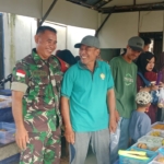Eratkan Silaturahmi, Anggota Koramil 03/Tebas Komsos Bersama Warga Penjual Takjil