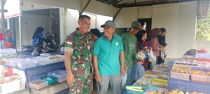 Eratkan Silaturahmi, Anggota Koramil 03/Tebas Komsos Bersama Warga Penjual Takjil