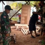 Tingkatkan Silaturahmi, Anggota Koramil 06/Selakau Komsos Bersama Pengrajin Mebel