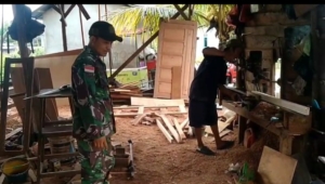 Tingkatkan Silaturahmi, Anggota Koramil 06/Selakau Komsos Bersama Pengrajin Mebel