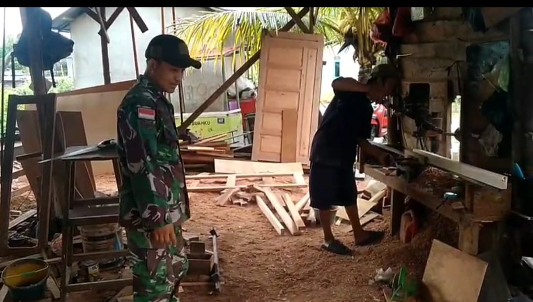 Tingkatkan Silaturahmi, Anggota Koramil 06/Selakau Komsos Bersama Pengrajin Mebel