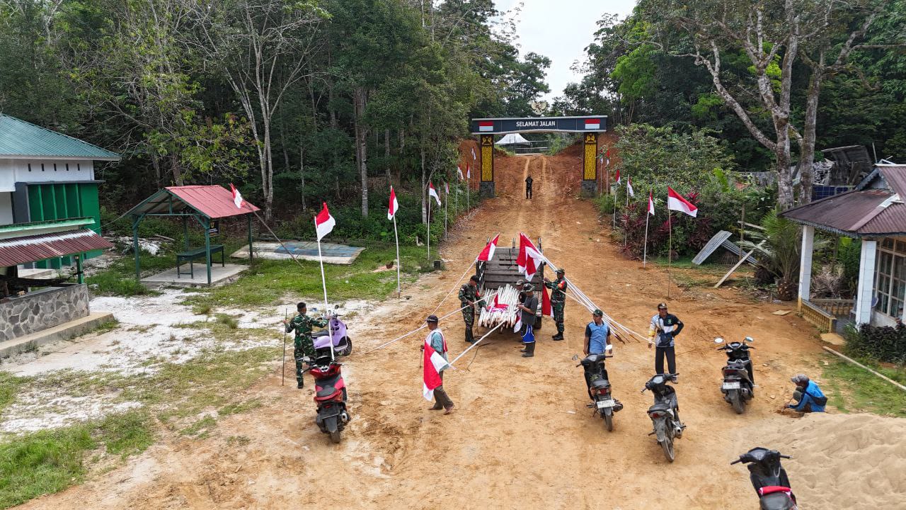 Cinta NKRI, Babinsa Bersama Warga Bentuk Kampung Merah Putih di Batas Negeri