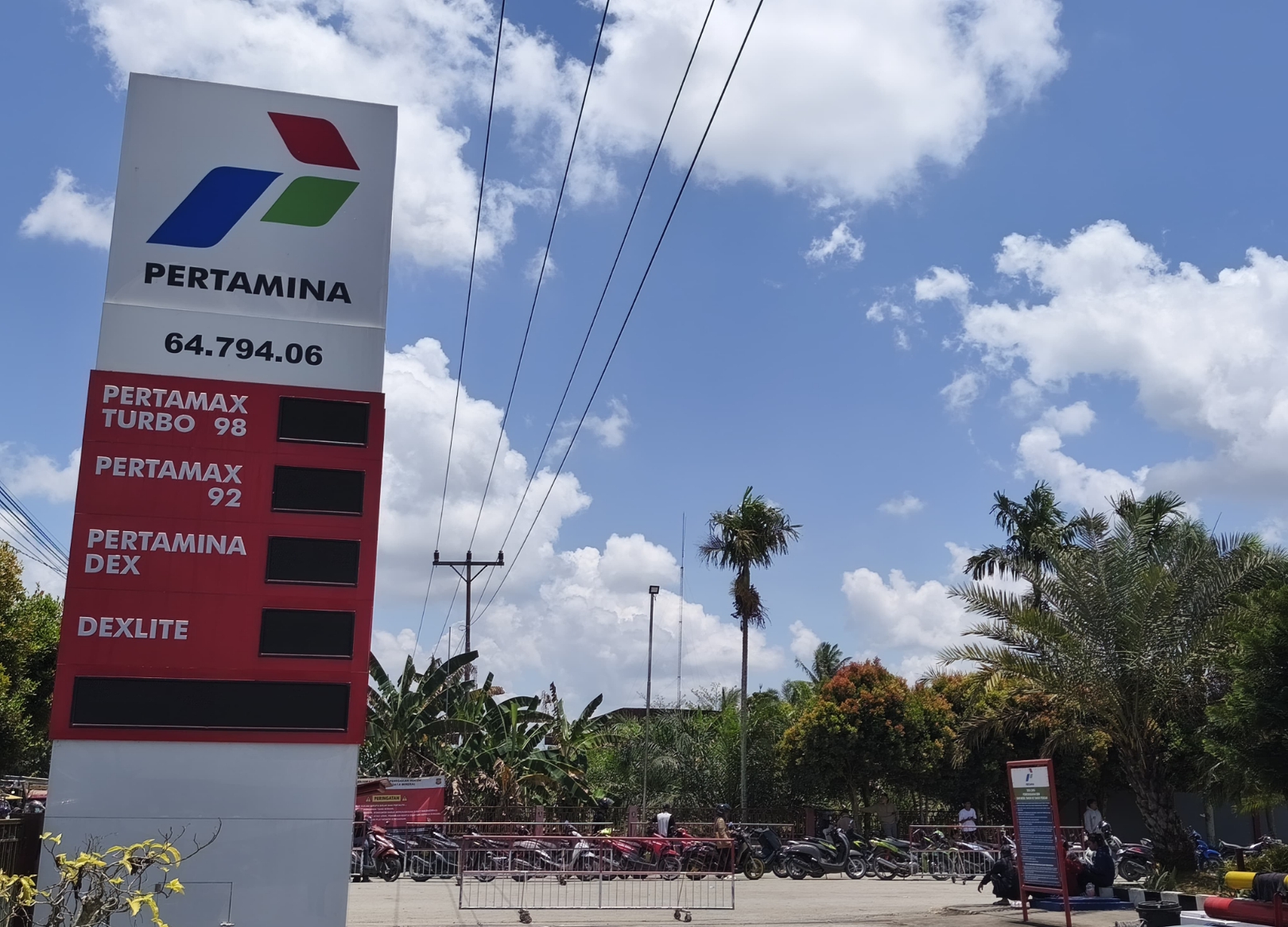 Khawatir Tak Kebagian Pertalite, Warga Antre Panjang di SPBU Semparuk