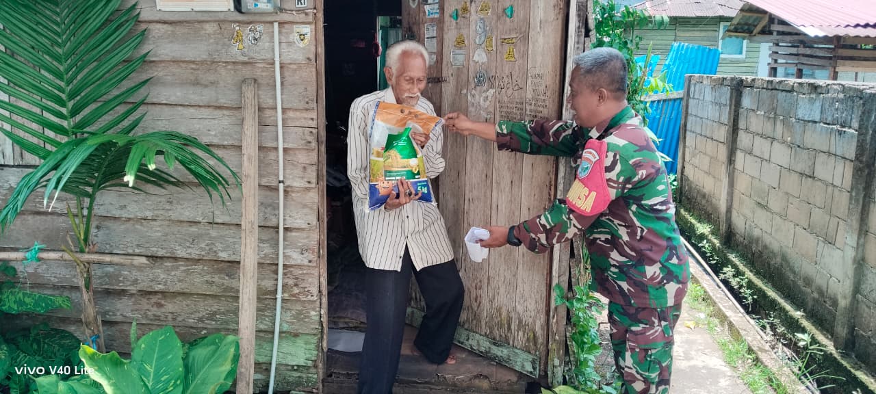 Babinsa Desa Dalam Kaum Beri Sembako kepada Warga Kurang Mampu