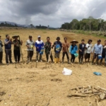 Babinsa Sejangkung Dampingi Poktan Tanam Padi di Lahan CSR