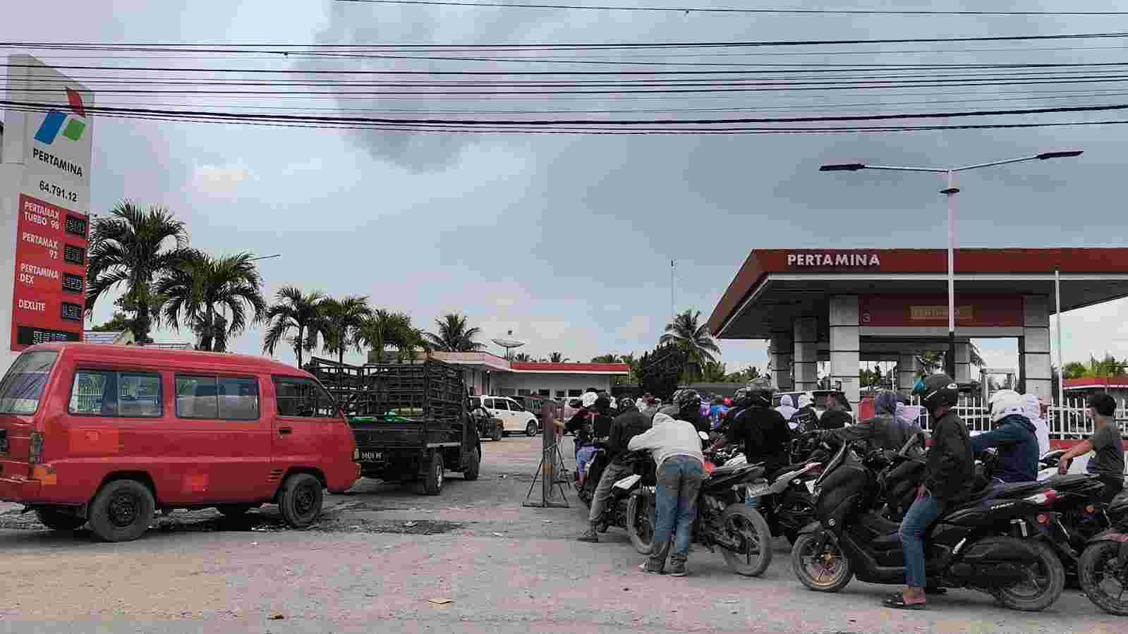 H-1 Idul Fitri Banyak Warga Masih Antre di SPBU Jalur Pantura Sambas