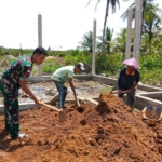 Babinsa Koramil 05/Pemangkat Bantu Warga Timbun Pondasi Rumah