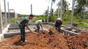Babinsa Koramil 05/Pemangkat Bantu Warga Timbun Pondasi Rumah
