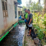 Babinsa Koramil 06/Selakau Komsos Bersama Peternak Ikan di Desa Binaan