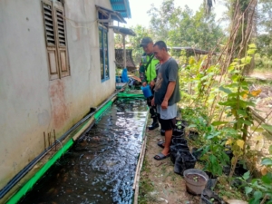 Babinsa Koramil 06/Selakau Komsos Bersama Peternak Ikan di Desa Binaan