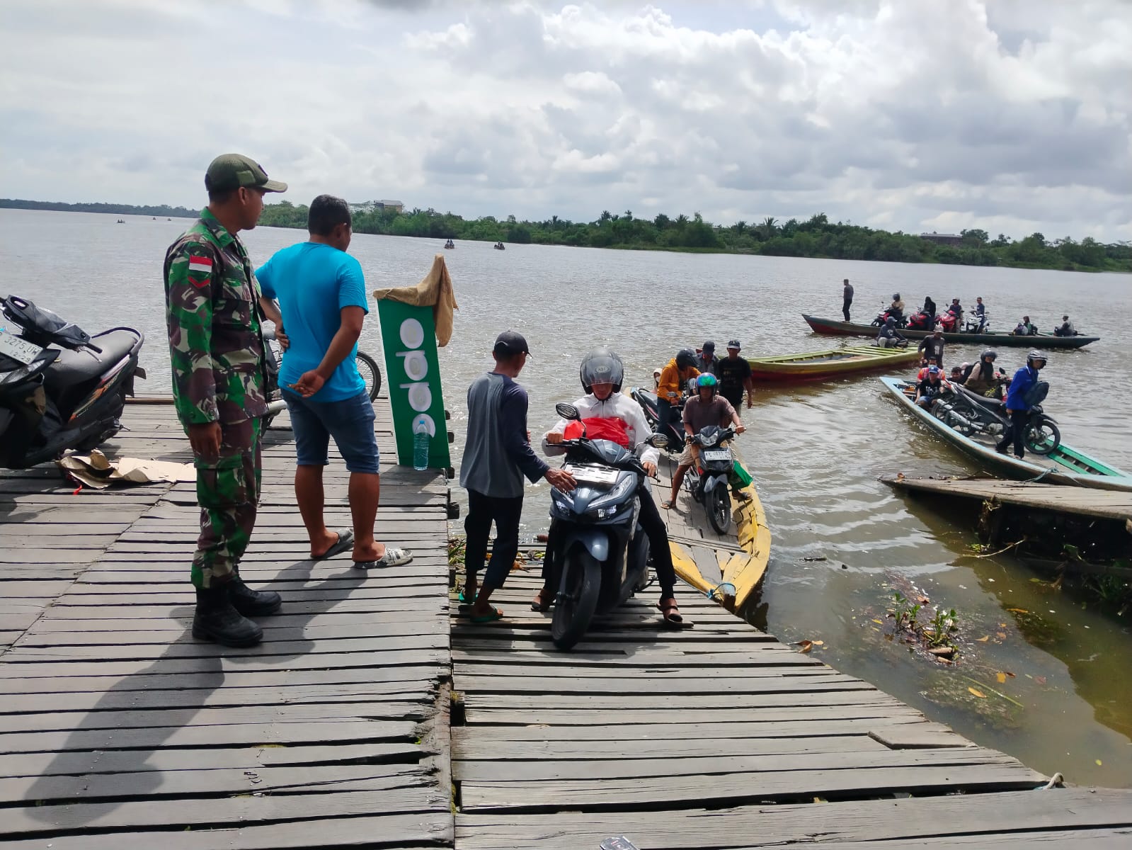 Koramil 07/Tlk Laksanakan Pengamanan Transportasi Air Teluk Keramat