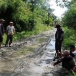 Proyek Jalan Sekura–Semayong Rusak Parah, Warga Soroti Dugaan Gagal Konstruksi
