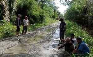 Proyek Jalan Sekura–Semayong Rusak Parah, Warga Soroti Dugaan Gagal Konstruksi