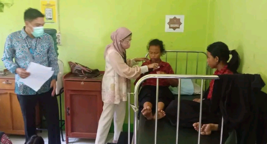 Belasan Siswa SD di Selakau Dirawat, Dugaan Keracunan MBG Diselidiki