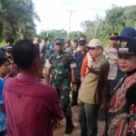 Dandim 1208/Sambas Dampingi Bupati Tinjau Jembatan Ambruk Desa Tebuah Elok