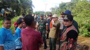 Dandim 1208/Sambas Dampingi Bupati Tinjau Jembatan Ambruk Desa Tebuah Elok