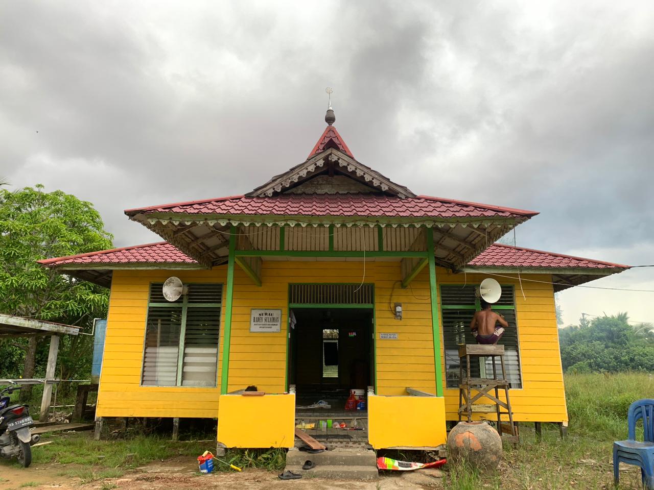 Surau Raden Sulaiman Kote Bangun dicat Ulang