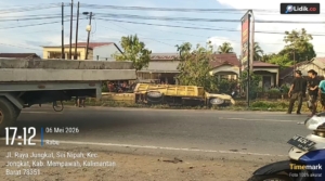 Hindari Tabrakan, Dump Truk Terjun ke Sungai Jungkat