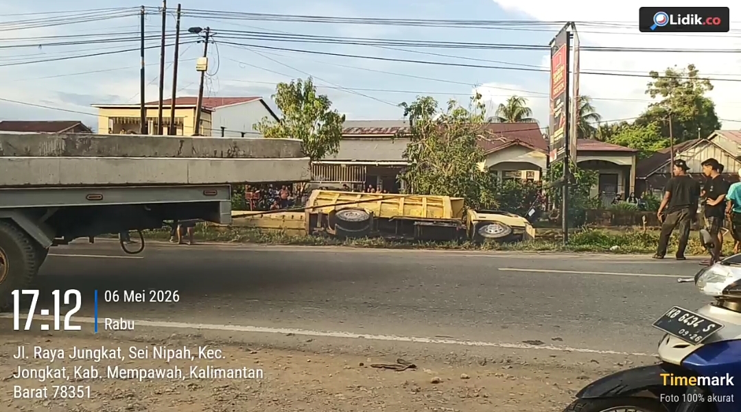 Hindari Tabrakan, Dump Truk Terjun ke Sungai Jungkat